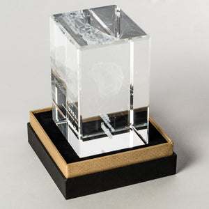 Stikla kubs ar 3D lāzergravējumu izvietots individuāli veidotā dāvanu kastē