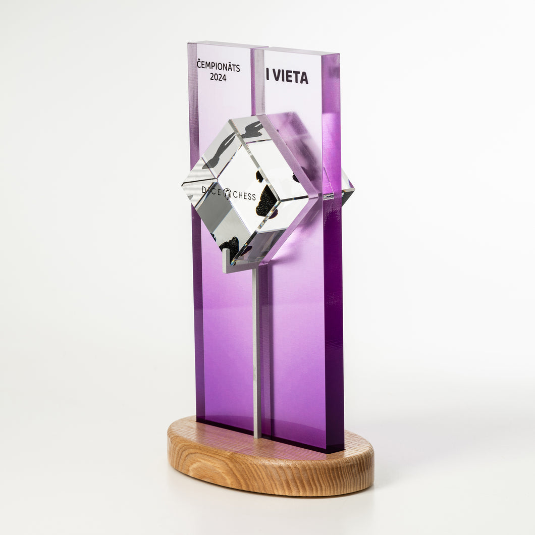 Izsmalcināta un eleganta trofeja no stikla