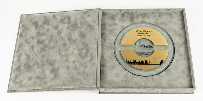 FED CUP tenisa balva_stikla metāla šķīvis_UV druka_individuāla_kaste_Awards and Medal Studio