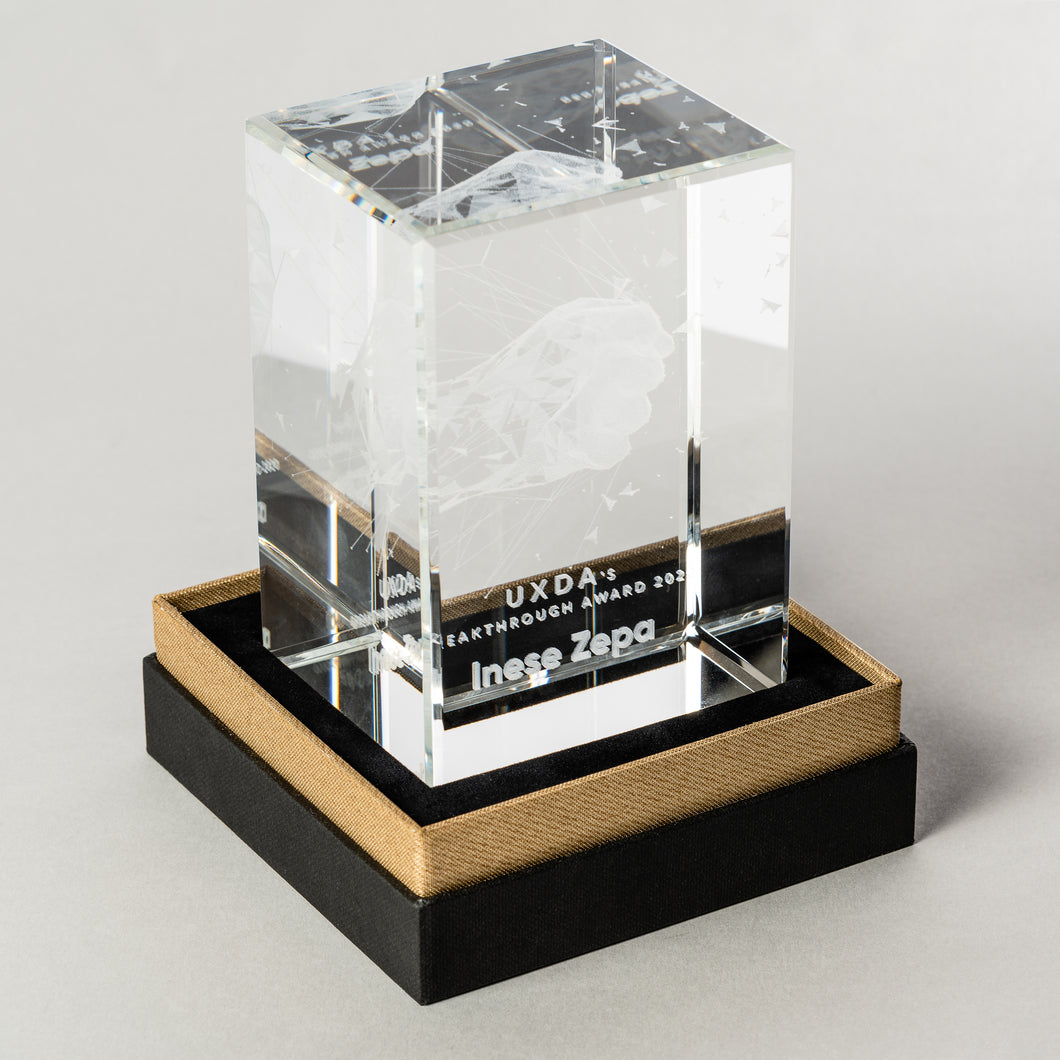 Optiskā stikla kubs ar 3D lāzergravējumu