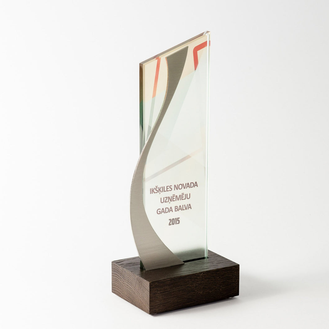 Stikla metāla koka balva_Uzņēmēju gada balva_unikāla balva pēc pasūtījuma_Awards and Medal Studio