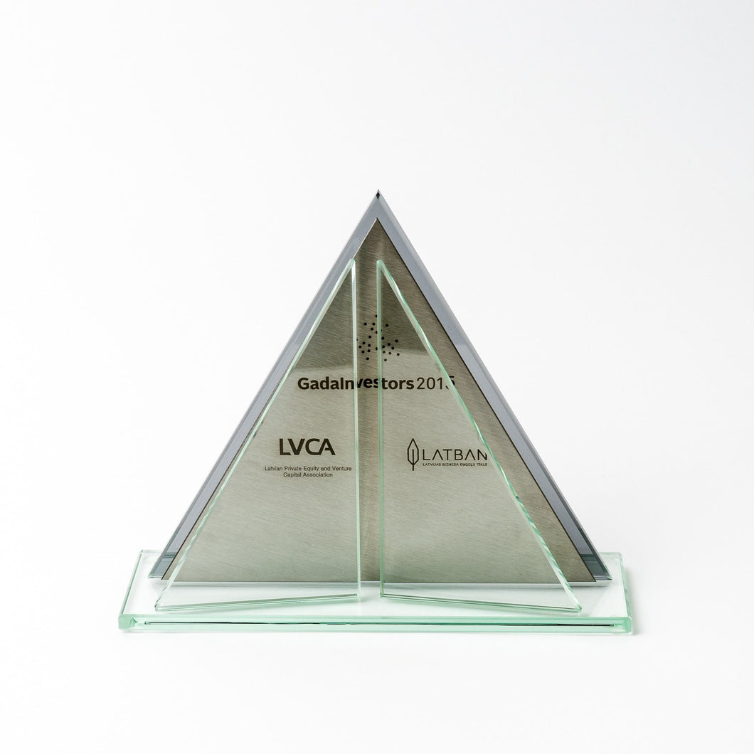 Unikāla stikla metāla balva ar gravējumiem_Stikla klasiska balva_balvas pēc pasūtījuma_Awards and Medal Studio